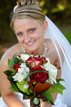 Toronto Wedding Photographer - Beautiful Bride with beautiful flowers